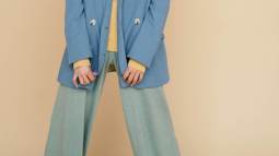 De Cortefiel a Zara: los pantalones holgados que las mujeres +50 están agotando porque son cómodos, estilizan y combinan con todo