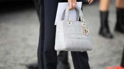 La técnica de Marie Kondo para ordenar los bolsos de forma correcta y que mantengan su forma