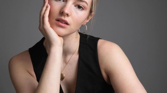 Alanah Bloor, la actriz que protagonizará el regreso de Sandokán junto a Can Yaman, nos inspira para llevar chalecos esta primavera