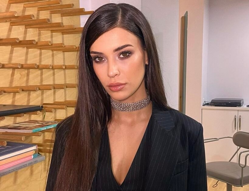 Devrim Özkan, protagonista de la película turca 'Mavi Mağara', luce el vestido más en tendencia para verano