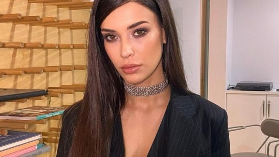 Devrim Özkan, protagonista de la película turca 'Mavi Mağara', luce el vestido más en tendencia para verano