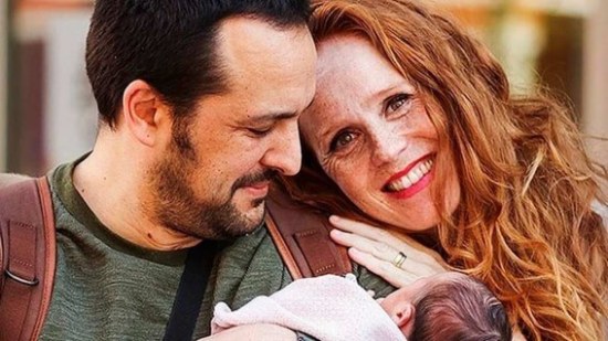 María Castro y su marido con su hija Emma.