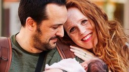 María Castro y su marido con su hija Emma.