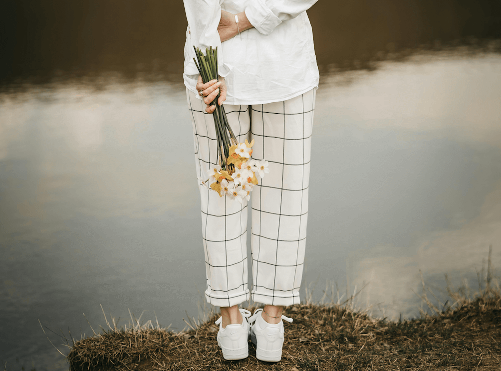 Los pantalones de Mango anchos y fresquitos que las mujeres +50 están llevando con blusa para la oficina o para un evento