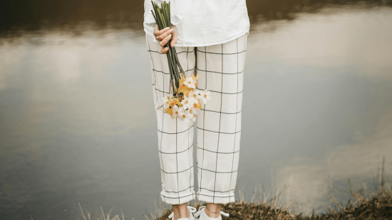 Los pantalones de Mango anchos y fresquitos que las mujeres +50 están llevando con blusa para la oficina o para un evento