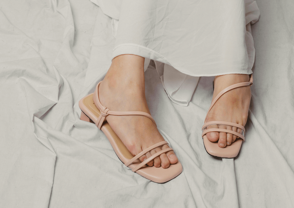 Lefties tiene las sandalias de tiras más buscadas para verano: cuestan menos de 10 euros y combinan con todo