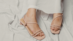 Lefties tiene las sandalias de tiras más buscadas para verano: cuestan menos de 10 euros y combinan con todo