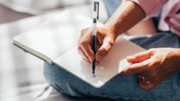 Cómo se escribe: ¿alomejor o a lo mejor?