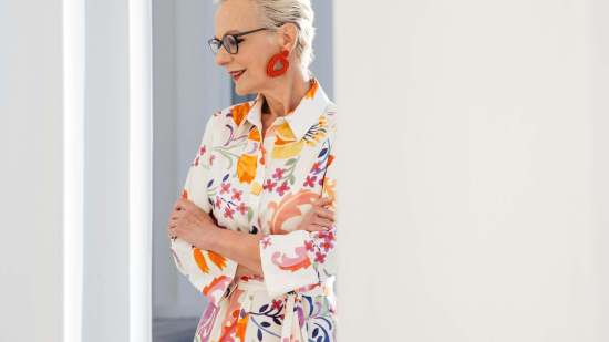 Los vestidos estampados de Zara, Sfera o C&A que no paran de llevar las mujeres +60 con zapatillas o bailarinas