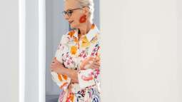 Los vestidos estampados de Zara, Sfera o C&A que no paran de llevar las mujeres +60 con zapatillas o bailarinas