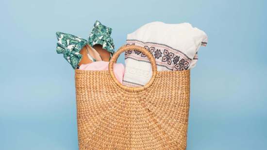 De Parfois a Cortefiel: los bolsos de rafia que comprar ahora y llevar durante todo el verano con vestidos holgados y sandalias