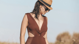 De El Corte Inglés a Calzedonia: los bañadores que están fichando las mujeres +50 para verano porque son cómodos y sientan bien