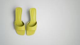 Las sandalias pala de Carrefour por menos de 10 euros que conquistan tanto a las mujeres de 20 como a las de 60