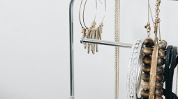 Este es el joyero más viral y barato para mantener en orden collares y demás accesorios