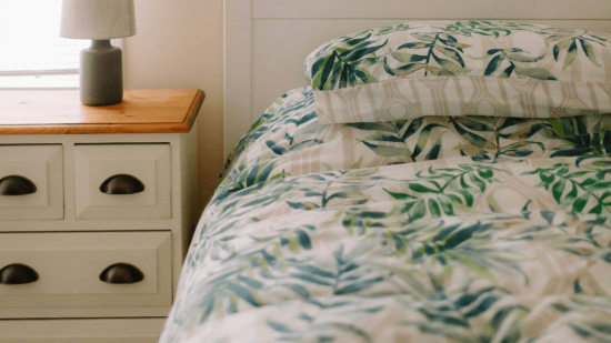 Alcampo le hace la competencia a Ikea con esta colcha de verano que parece de Zara Home pero que cuesta poco más de 12 euros