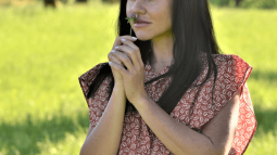 Las blusas de manga corta de Cortefiel por menos de 20 euros perfectas para la llegada del calor: ligeras, favorecedoras y elegantes