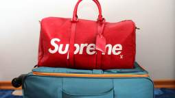 Decathlon tira la casa por la ventana con la bolsa de viaje más barata: cuesta poco más de 7 euros y es práctica para no facturar maleta