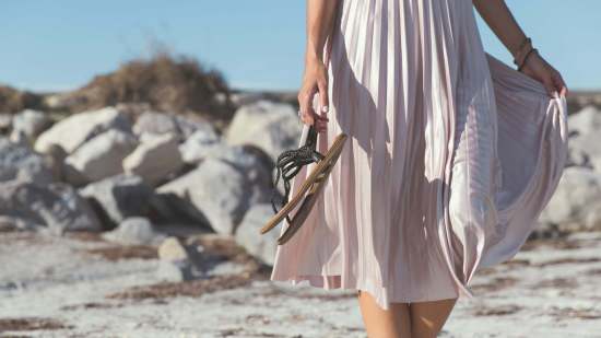 Seis faldas midi de Sfera, Zara o C&A que afinan la silueta y son cómodas para llevar con sandalias y camiseta este verano