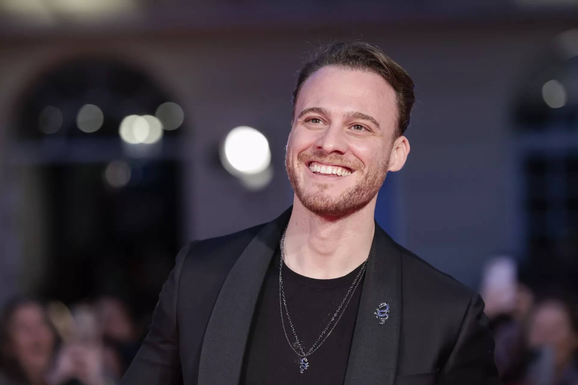 Kerem Bürsin presenta 'Son of a rich'.