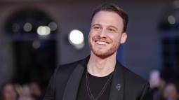 Kerem Bürsin presenta 'Son of a rich'.