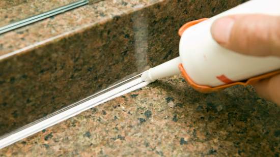 Silicona en una junta de azulejos