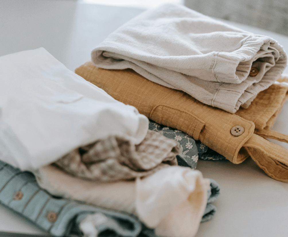 La técnica de Marie Kondo para doblar la ropa de bebé a la hora de hacer el cambio de armario de verano
