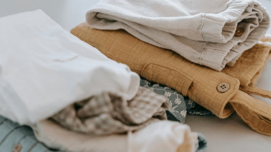 La técnica de Marie Kondo para doblar la ropa de bebé a la hora de hacer el cambio de armario de verano