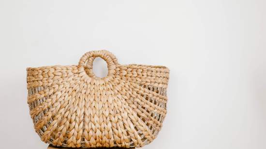 Mango Outlet tiene los bolsos de rafia rebajados en los que merece la pena invertir para verano porque pegan con todo