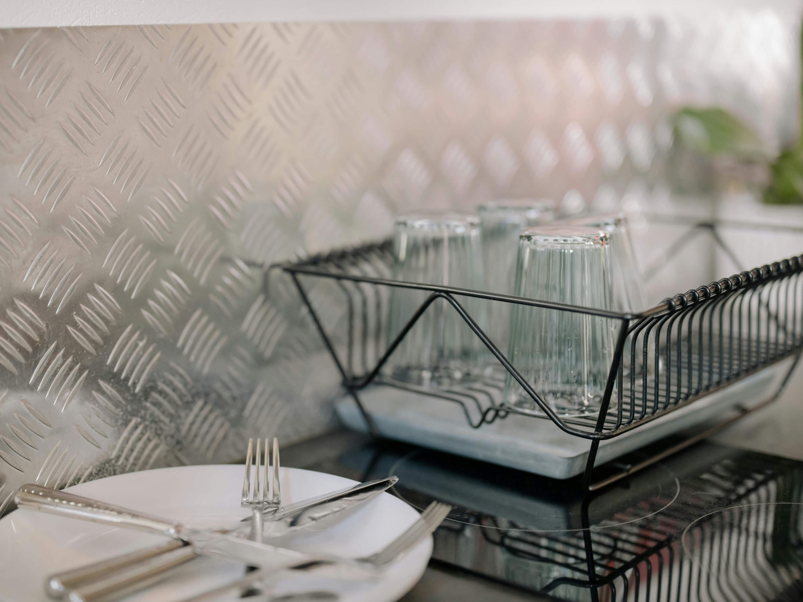 Ikea nos ayuda con la organización de las vajillas y demás utensilios de cocina con este producto práctico y tirado de precio