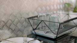 Ikea nos ayuda con la organización de las vajillas y demás utensilios de cocina con este producto práctico y tirado de precio