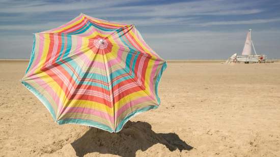 Lidl tira la casa por la ventana con esta sombrilla por menos de 7 euros perfecta para la terraza de casa como para la playa