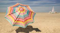 Lidl tira la casa por la ventana con esta sombrilla por menos de 7 euros perfecta para la terraza de casa como para la playa