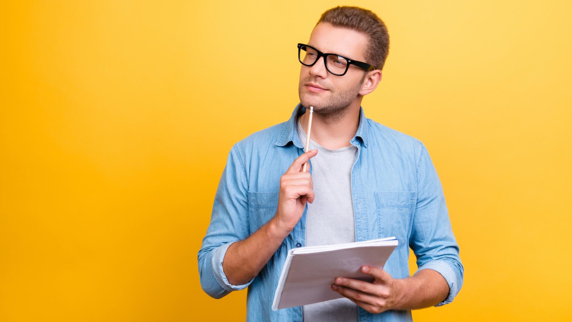 Cómo se escribe: ¿rayar o rallar?