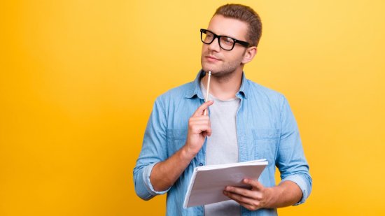 Cómo se escribe: ¿rayar o rallar?