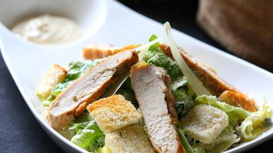 Seis ideas de ensaladas con pollo: cinco recetas fáciles, ligeras y fresquitas para comer este verano