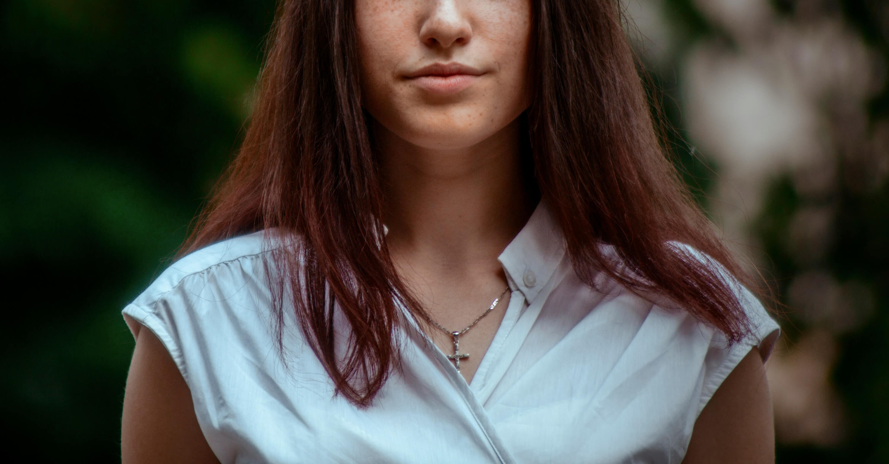 El Corte Inglés se adelanta a julio y rebaja las blusas de manga corta más elegantes con las que las mujeres +50 prometen hacer frente al calor