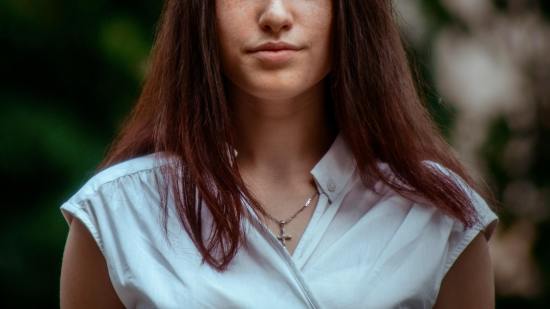 El Corte Inglés se adelanta a julio y rebaja las blusas de manga corta más elegantes con las que las mujeres +50 prometen hacer frente al calor