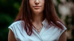 El Corte Inglés se adelanta a julio y rebaja las blusas de manga corta más elegantes con las que las mujeres +50 prometen hacer frente al calor