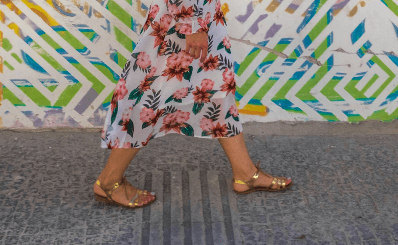 Las sandalias doradas de Skechers y otros modelos con los que las mujeres +50 sucumbirán a esta tendencia porque pegan con todo