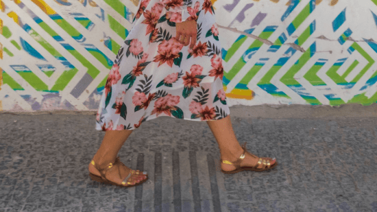 Las sandalias doradas de Skechers y otros modelos con los que las mujeres +50 sucumbirán a esta tendencia porque pegan con todo