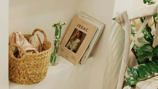 Ikea, Zara Home o Tiger apuestan por darle un toque mediterráneo a la casa con estos organizadores de rafia para mantener el orden en cualquier estancia