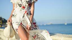 Las mujeres +50 prometen agotar en Parfois estos bolsos de rafia por menos de 20 euros porque pegan con todo del día a la noche