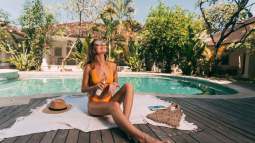 Estos son los protectores solares que una farmacéutica recomienda a las mujeres +50 para cuidar la piel del rostro en verano