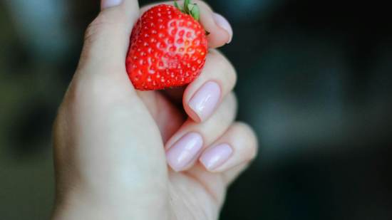 Cinco manicuras minimalistas y elegantes que triunfan para este verano entre las mujeres +50 según los expertos