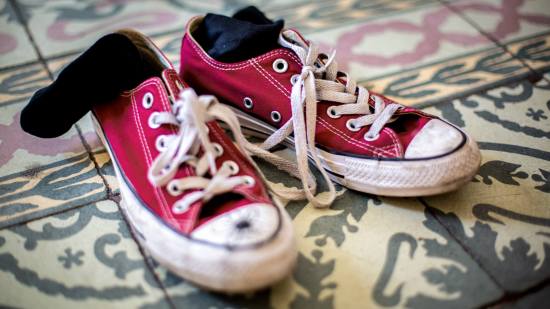 Dos zapatillas deportivas sucias