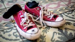 Dos zapatillas deportivas sucias