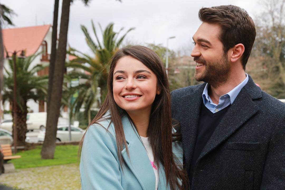 Ayça Ayşin Turan y Furkan Andıç.