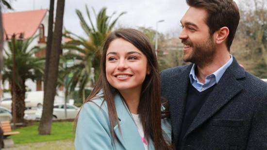 Ayça Ayşin Turan y Furkan Andıç.
