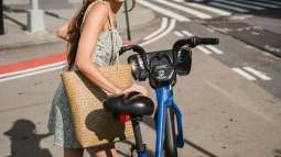 Cinco chollos de Pedro del Hierro por menos de 40 euros en los que merece la pena invertir en las rebajas adelantadas de Cortefiel