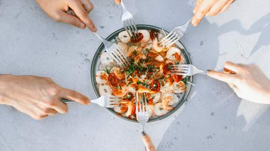 Cinco recetas de salpicón veraniego fresquitas, ligeras y sabrosas para comer o cenar en estos meses de calor